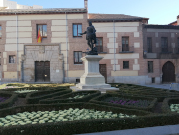 Estatua de Álvaro de Bazán en la Plaza de la Villa