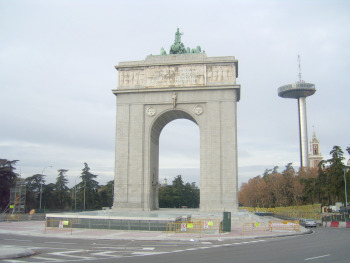 Arco de la Victoria en Moncloa y al fondo el Faro de Moncloa