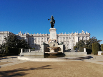 Monumento a Felipe IV en la Plaza de Oriente y al fondo el Palacio Real