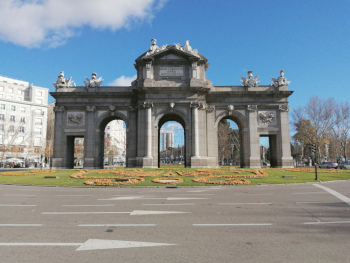 Puerta de Alcalá en la Plaza de la Independencia al lado de una las puertas de acceso al Parque del Retiro