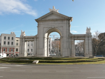 Puerta de San Vicente frente a la Estación de Principe Pio
