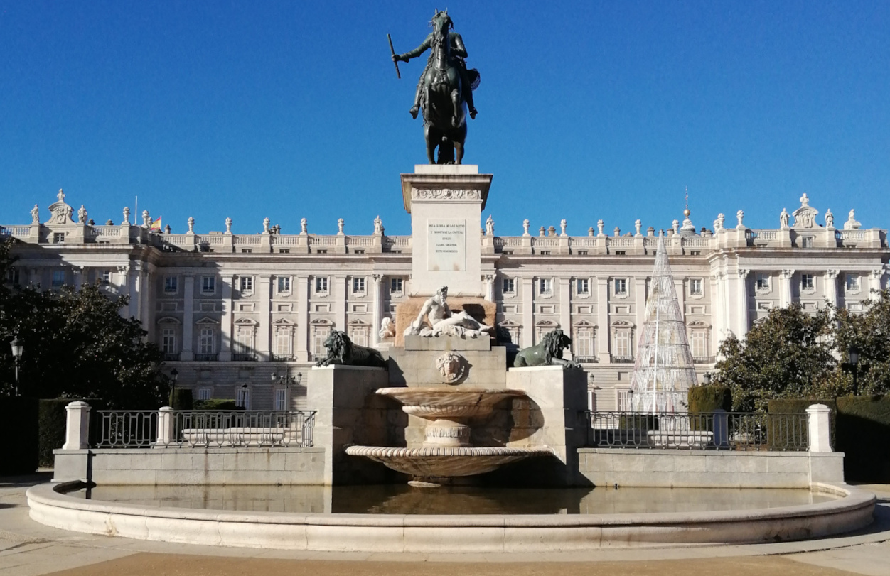 Monumento a Felipe IV en la Plaza de Oriente y al fondo el Palacio Real de Madrid