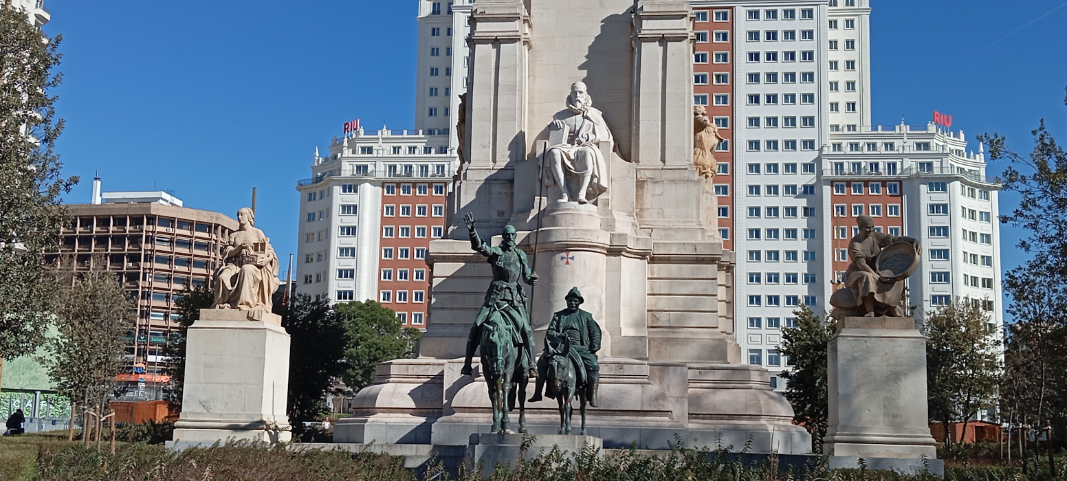 Monumento a Cervantes en la Plaza de España de Madrid