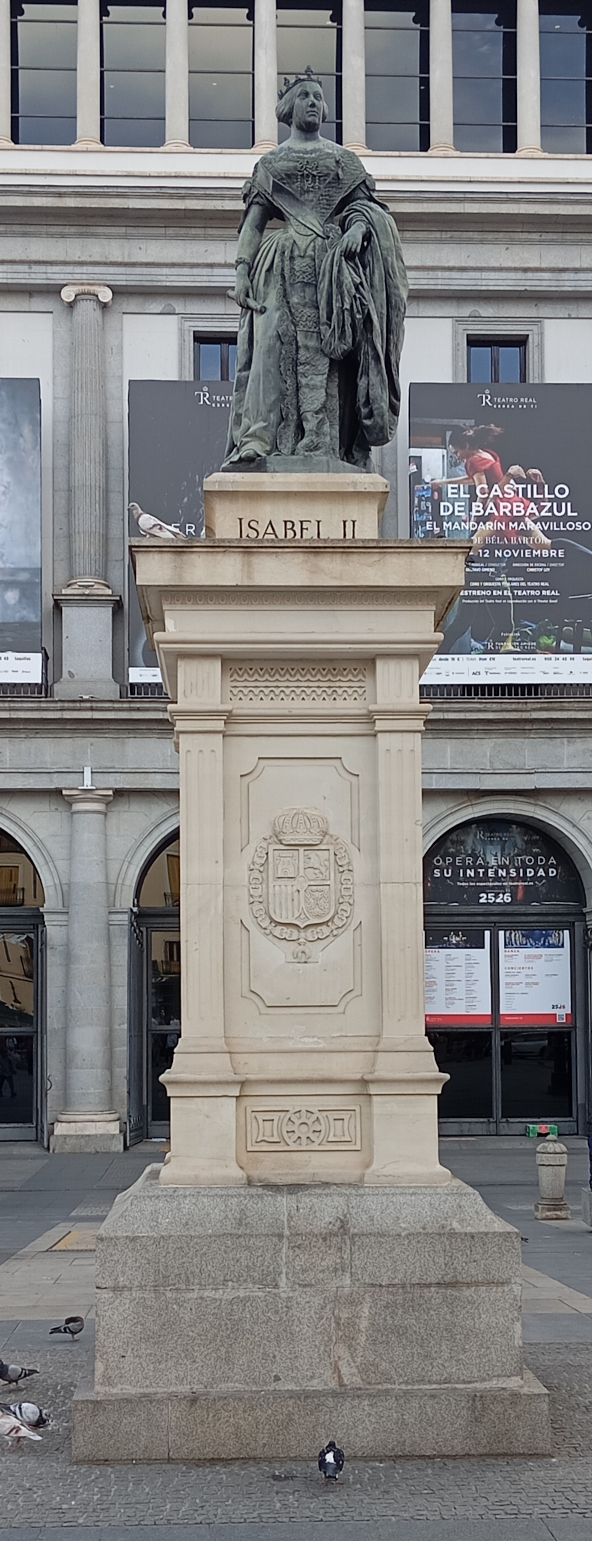 Estatua de Isabel II en la Plaza de Isabel II, Madrid