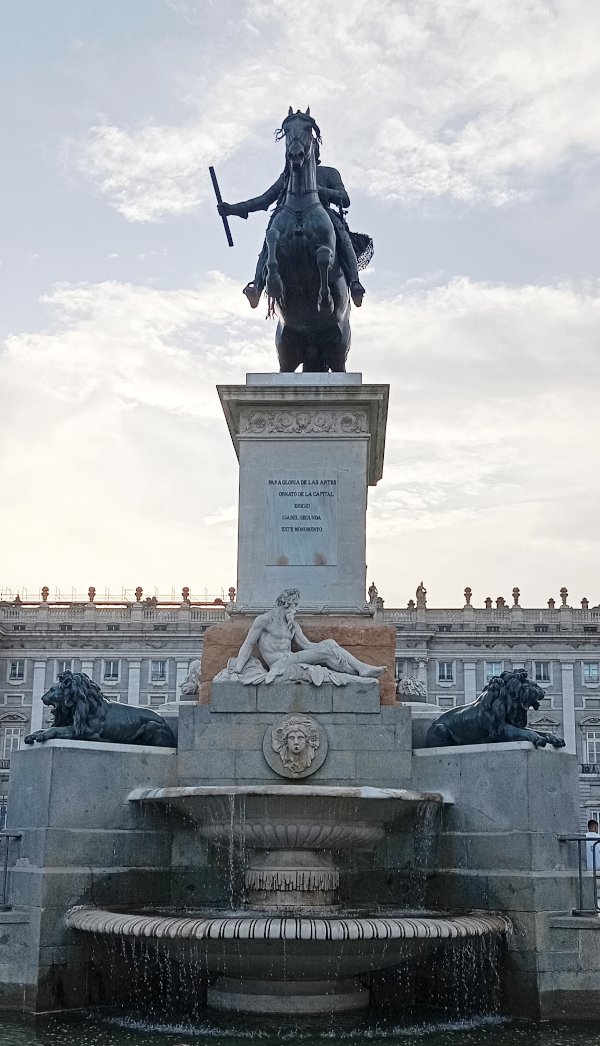 Monumento ecuestre a Felipe IV en la Plaza de Oriente de Madrid