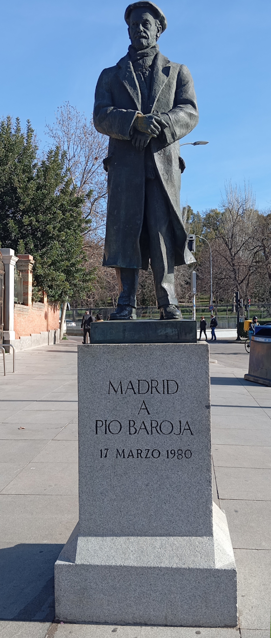 Estatua de Pío Baroja en Madrid