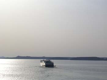 Barco navegando en aguas tranquilas de Egipto al atardecer
