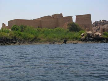 Templo de Kalabsha junto al agua en Egipto