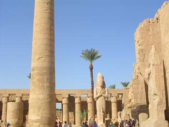 Exteriores del Templo de Amón-Ra en Karnak, columnas y estatua colosal en Luxor