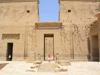 Pilono de entrada del Templo de Karnak con relieves monumentales en Luxor