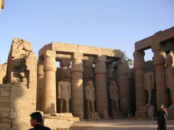 Sala Hipóstila del Templo de Karnak en Luxor, columnas monumentales del antiguo Egipto