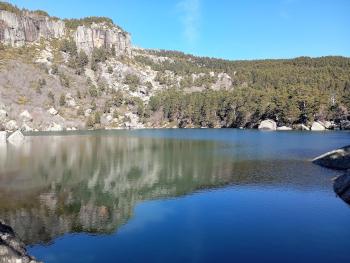 Reflejo del acantilado y el bosque en la Laguna Negra