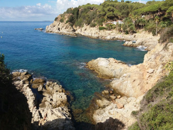 Acantilado rocoso con agua turquesa en Lloret de Mar
