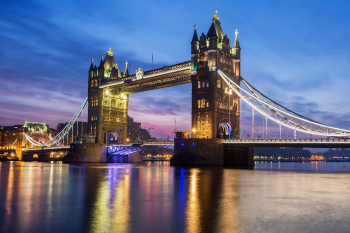 Imagen nocturna del Tower Bridge