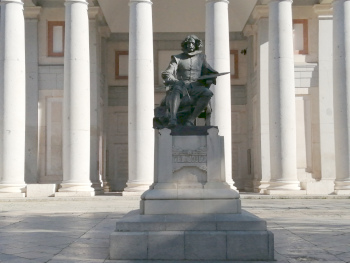 Estatua de VelÃ¡zquez junto al Museo del Prado