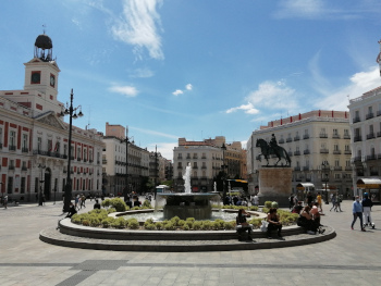 Puerta del Sol de Madrid con el edificio de la Comunidad de Madrid a la izquierda