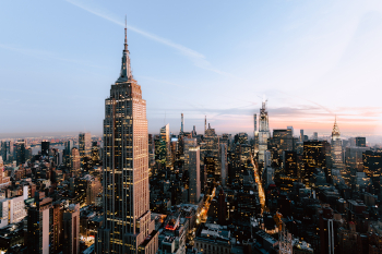 Empire State Building junto con otros rascacielos en la ciudad de Nueva York