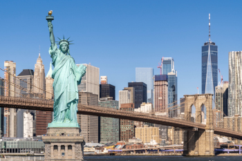 Estatua de la Libertad junto al Puente de Brooklyn