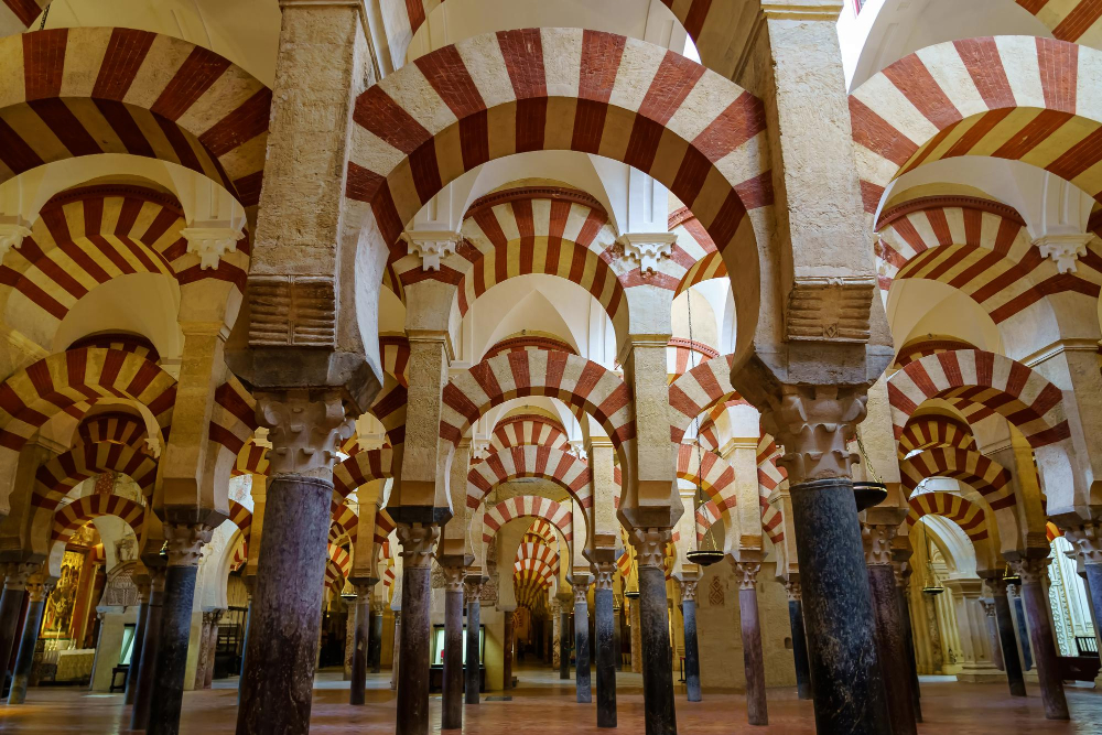 Arcos rayados de la Mezquita de CÃ³rdoba en AndalucÃ­a