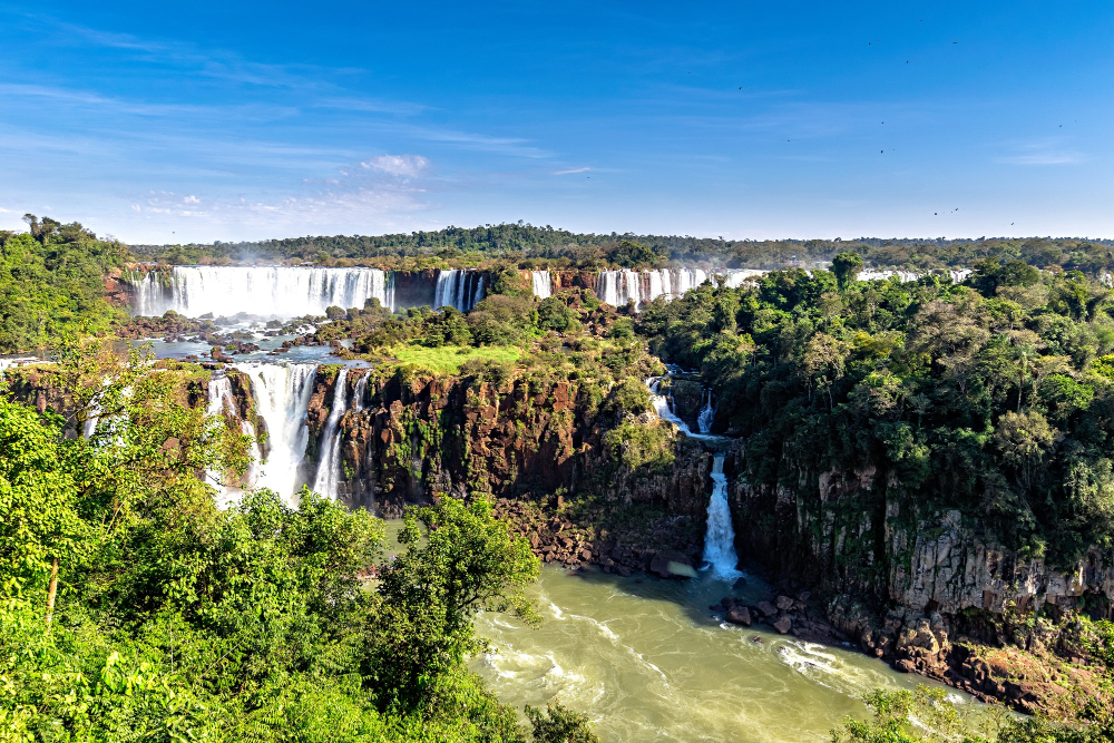 Cataratas del Iguazú entre Argentina y Brasil