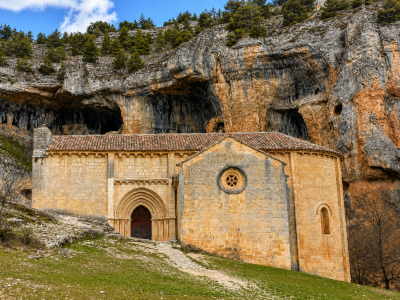 Ermita de San Bartolomé junto a las paredes rocosas del Cañón del Río Lobos en Soria