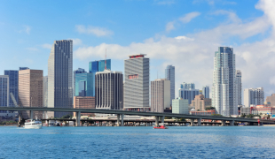 Vista skyline junto a la bahía de Biscayne