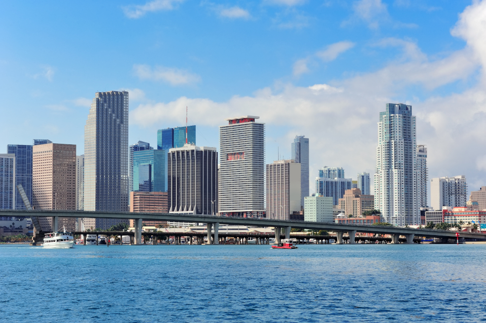 Vista aérea del skyline de Miami y la bahía de Biscayne al atardecer