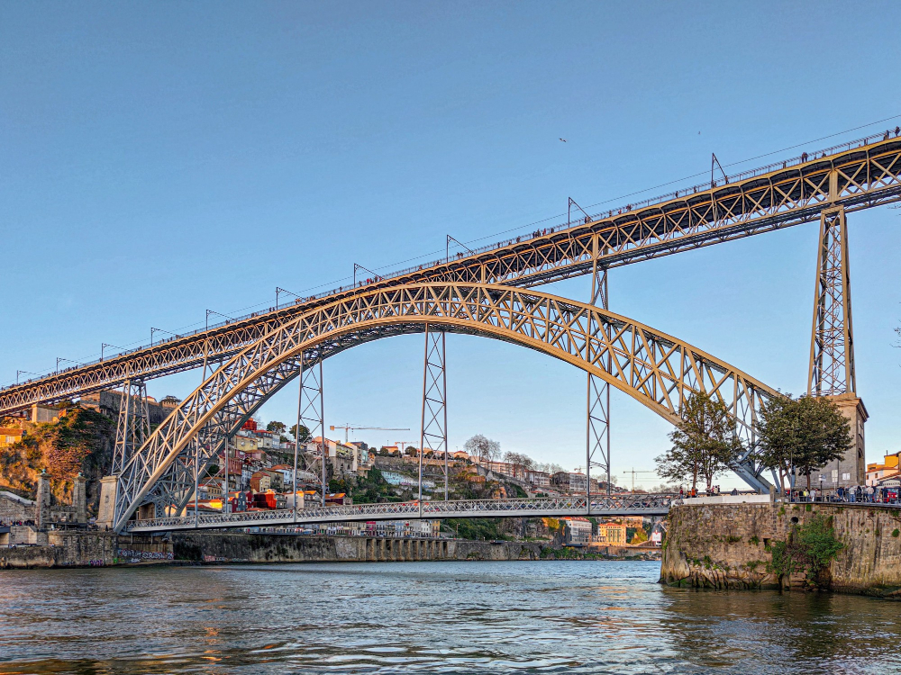 Puente Don Luis I sobre el rÃ­o Duero en la ciudad portuguesa de Oporto