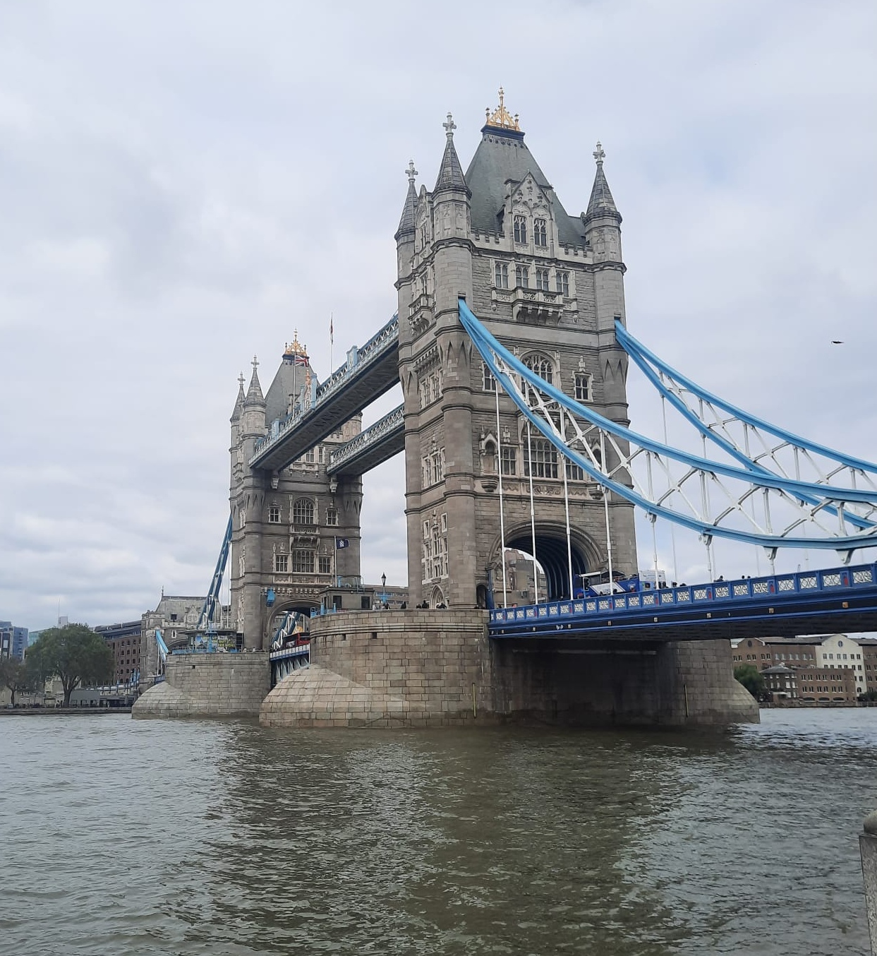 Tower Bridge sobre el rÃ­o TÃ¡mesis desde la superficie en Londres (Inglaterra)